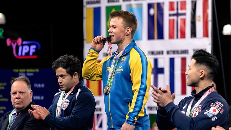 Eddie Berglund blev världsmästare genom världsrekord i styrkelyft.