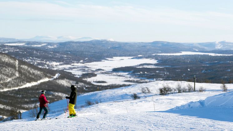 Skidåkare njuter av vackra vyer i Tänndalen.