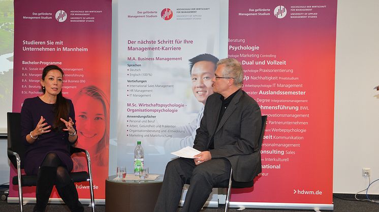 Saori Dubourg, Mitglied des Vorstandes der BASF SE, und Vizepräsident Prof. Dr. Frank Stäudner diskutieren beim Management Dialog mit Studierenden (Foto: Ekkard Miedke)