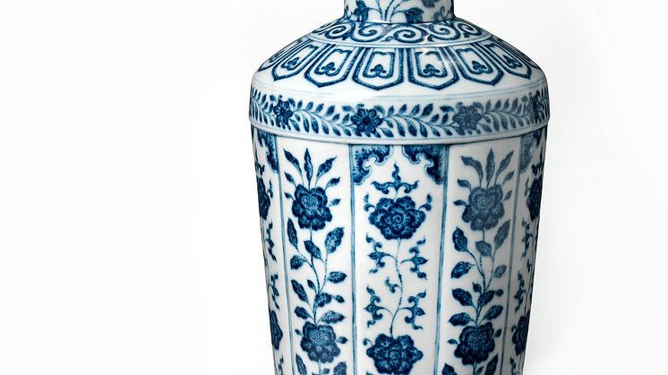 Chinese Ming style porcelain bottle shaped vase (1736-1795)