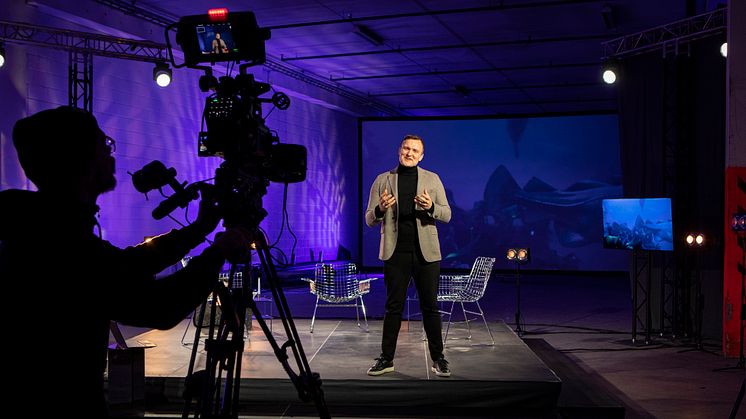 Kommunikasjonsdirektør Chris Guldberg i TV-studioet til Sjømatrådet. Årskonferansen sendes 6.januar fra kl 09.00. Foto: Knut Åserud.