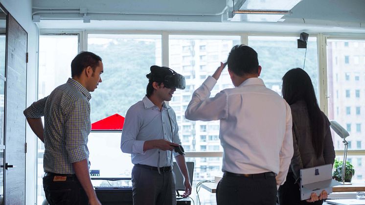 Coworkers collaborating with virtual reality 