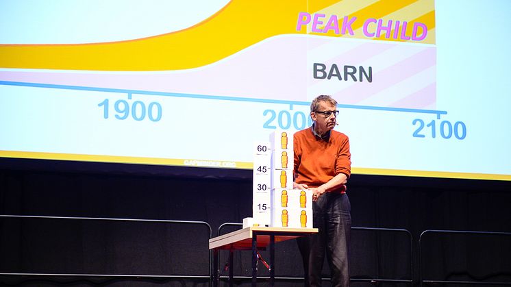 Hans Rosling föreläste med stor entusiasm på Kistamässan. Foto: Julie Dansarie, The Global Village