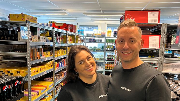 Butikksjef Sofie Antonik og daglig leder i Wolt Market Norge Joachim Schwartzbach i den nyåpnede butikken på Hasle