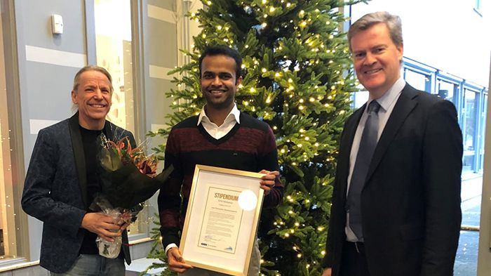 Per Nylén, Högskolan Väst, pristagaren Arun Ramanathan Balachandramurthi och Henrik Runnemalm, forskningschef GKN Aerospace.