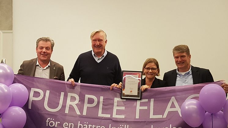 Kommunalrådet Pierre Månsson, Handelsföreningens ordförande Jan Jonsson, Handelsstadens verksamhetsutvecklare Eva Richter och kommunens projektledare Anders Magnusson fick Kristianstads Purple Flag-certifikat av Svenska Stadskärnor.