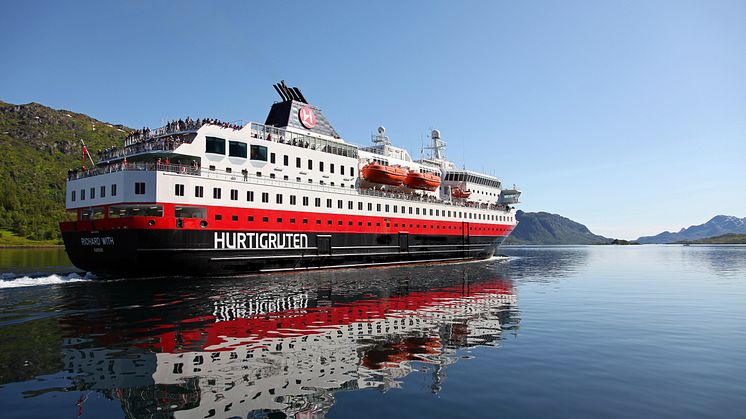 SER DU FORSKJELLEN?: Hurtigruten har kjøpt tilbake MS Richard With. Dette bildet viser planen om å bygge langt flere suiter med panoramavinduer, både med og uten karnapper, akterut på dekk 6. Foto: HURTIGRUTEN