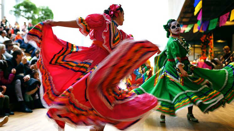 Dansuppträdande med dansgruppen Mexicas