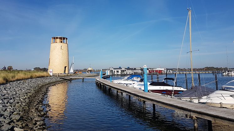 Der neue Aussichtsturm am Yachthafen Burgtiefe auf der Ostseeinsel Fehmarn © Tourismus-Service Fehmarn