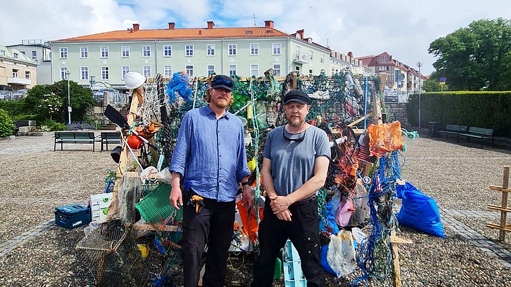 Tomas Eriksson och Emil Olofsson från Pelagiska som har byggt vadbockarna, här på Plagen i Strömstad. Foto: Pelagiska