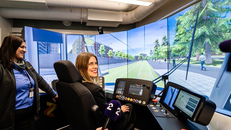 TRIKKEFØRER FOR EN DAG: Tirsdag testet Sirin Stav Sporveiens nye trikkesimulator. – Den nye trikkesimulatoren er en god investering, sier hun. Stav ble veiledet av førsteinstruktør Firizat Jusufi. Foto: Stian Olsson/Sporveien