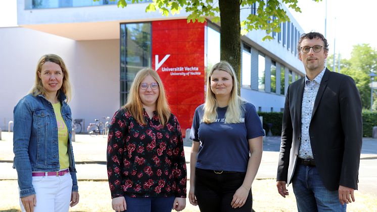 Die neuen Kauffrauen für Büromanagement zwischen ihren Ausbildungleitenden Silke Bullermann und Jürgen Kolde: Lily Rebecca Harms (r.) und Frau Desireé Sander (l.) haben ihr Ausbildungsziel erreicht. 