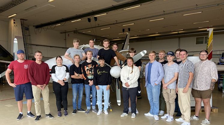 De första studenterna vid yrkeshögskoleutbildning flygplans- och helikopterteknik i Ronneby kommun. Foto: Ronneby kommun.