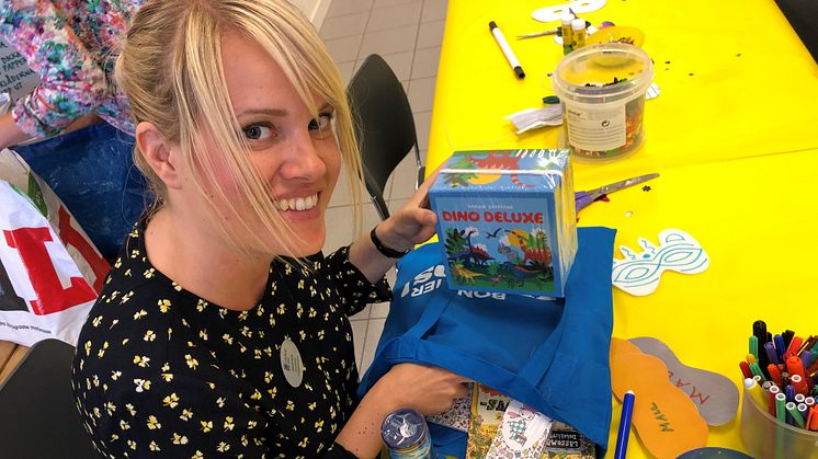 Alexandra Radyn packar bok och pysselkasse föräldrar får från Bonnier Hoops. Foto Cecilia Lööf