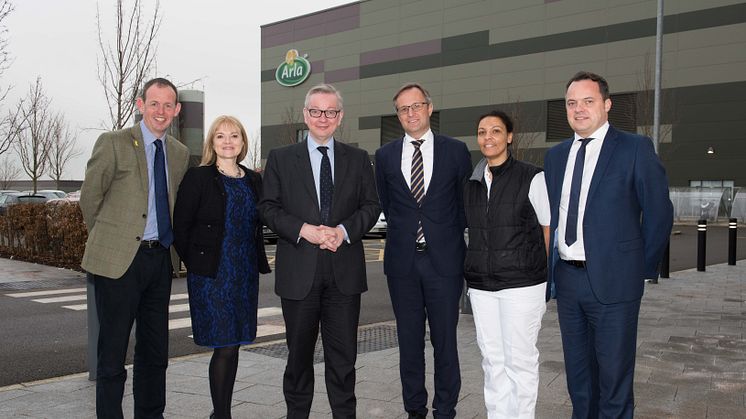 Environment Secretary tours Arla’s net zero carbon dairy at Aylesbury 