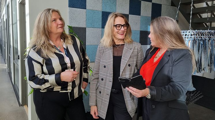 Christina iLunden, IP Intelligence Consultant på Bergenstråhle & Partners (mitten) i samtal med Annelie Rådhall och Madeleine Sääf, affärsutvecklare på Borås INK.