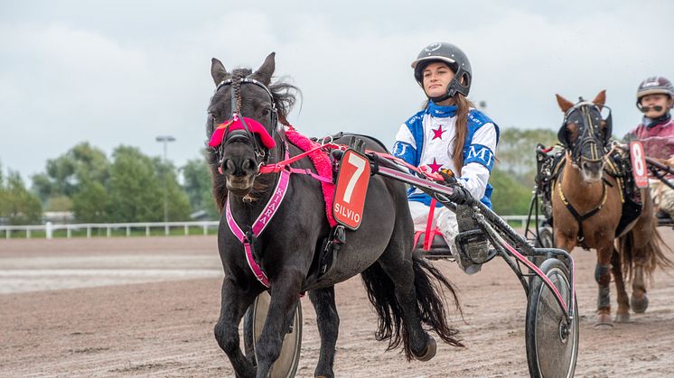 Malva Johansson tillsammans med Gransjöns Kiara.