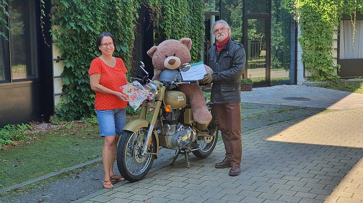 Kerstin Stadler und Uwe Voss vor dem Kinderhospiz Bärenherz