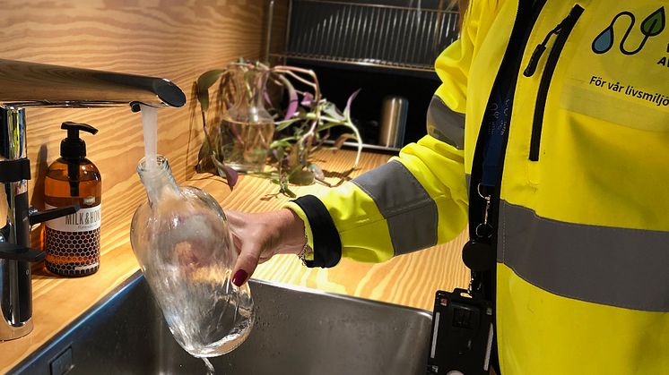 Nacka vatten och avfall tappar upp kranvatten på kontoret