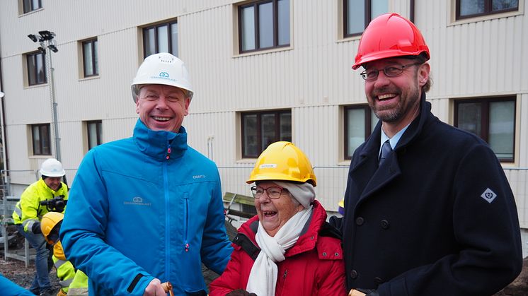 Mikael Dolietis, vd Egnahemsbolaget, Evy Hugoh, 94 år, som bott i samma hus i 71 år och fastighetsdirektör Martin Öbo