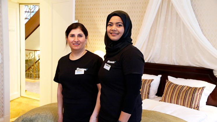 Rokan Hamo og Razan Odavan blev ansat i Forenede Hotelservice i 2018, hvor de siden har sørget for rene rammer på Hotel Randers.