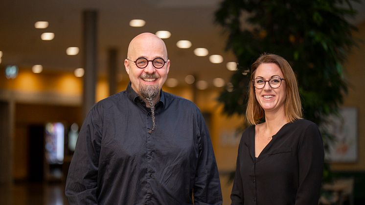 Forskarna Henrik Engström och Caroline Bäckström på Högskolan i Skövde står bakom den svenska versionen av Samspel som är ett digitalt föräldrastöd i spelform och som lanserades i veckan.