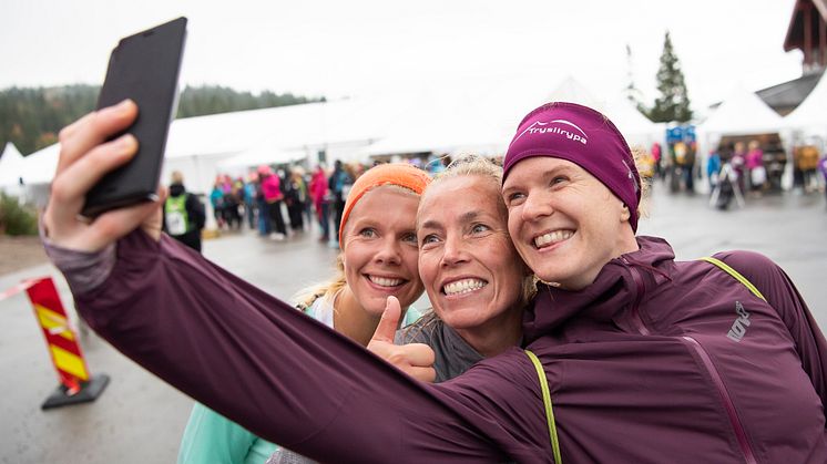 Vinner-selfie! Fra venstre vinner av 13 km løp, Tane Gresvik, nummer 2 Gunhild Nytrøen, og vinner av 6 km løp Abelone Lyng.