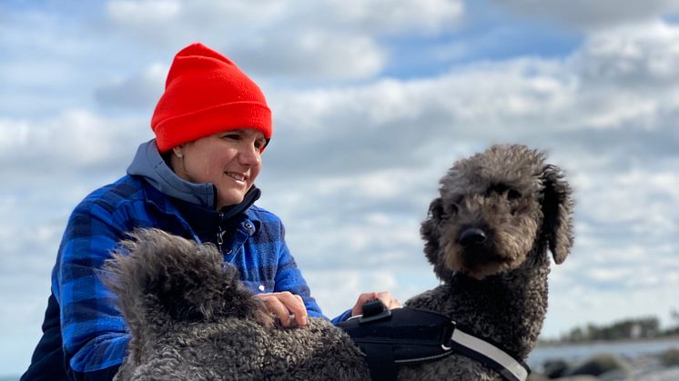 Zmartas vd Catharina Skommevik med hunden Luna, som också är det populäraste hundnamnet 2023.