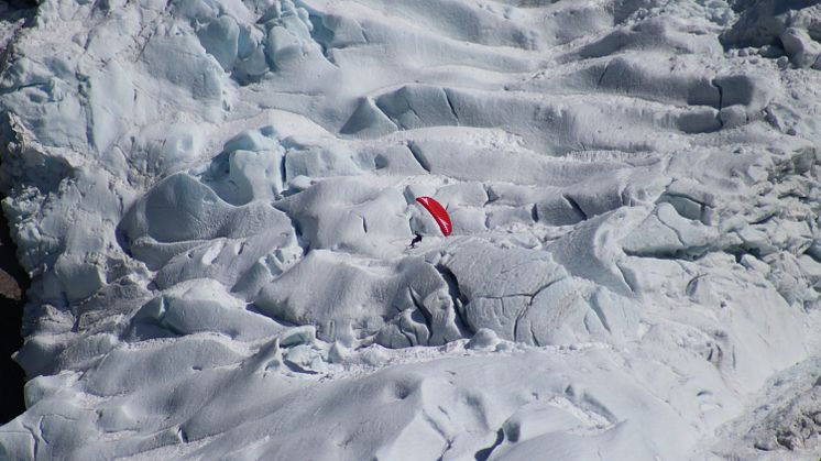 Morten Knapstad is flying over the Briksdalsbreen glacier. Photo: Visit Nordfjord