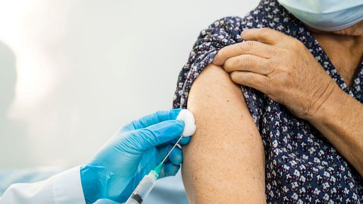 Syntolkning: äldre kvinna får vaccin