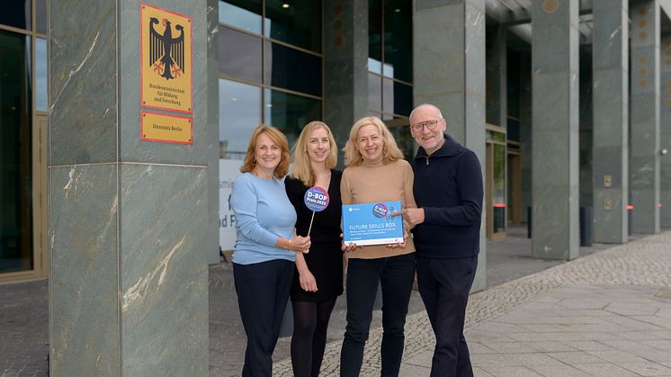 Thomas Schmidt, Yvonne Kohlmann, Ina Sesgör und Astrid Aupperle (v.r.n.l) freuen sich über den D-BOP Preis für die Future Skills Box.
