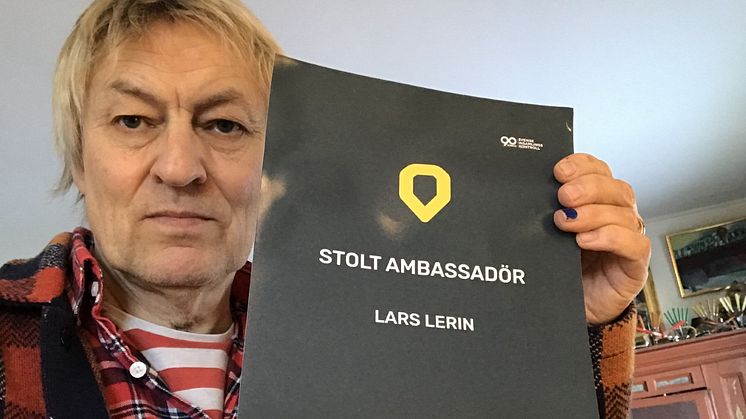 Konstnären Lars Lerin med sitt diplom att han nu är ambassadör för sökorganisationen Missing People. Foto: Lars Lerin