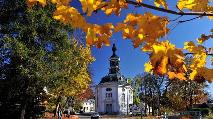 Carlsfelder Kirche leuchtet im Herbst (TVE / Wolfgang Schmidt) 