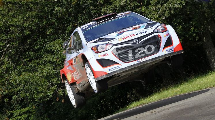 Thierry Neuville flyr høyt i Rally Tyskland