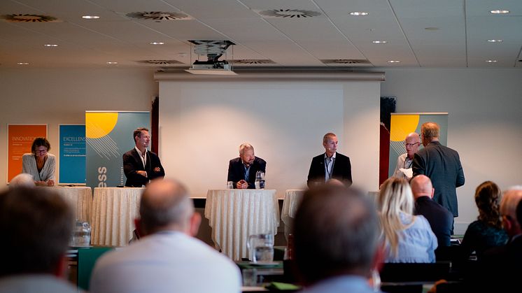 Paneldebat under konferencen (fra venstre: Hanne Kvist, Erik Thomas Johnson, Lars Worre, Lars Jøker og Jens Sørensen.