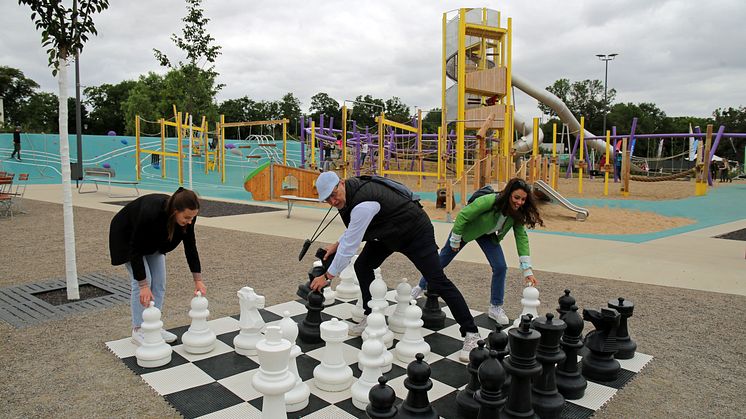 Besucher spielen Schach auf dem EZEL Spiel- und Sportpark