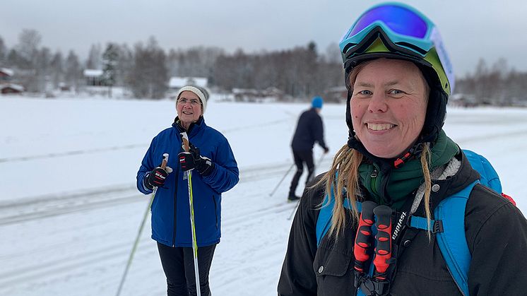 Ylva Thörn, Landshövding i Dalarnas län och Henny Sahlin, friluftslivssamordnare på Länsstyrelsen i Dalarnas län, inviger själva friluftslivets år med en tur på Stora Vällan.