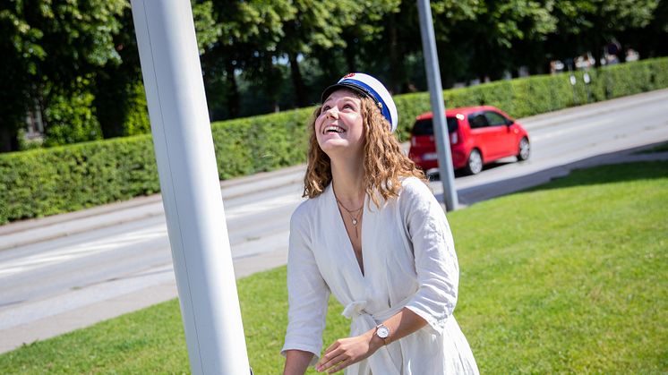 Traditionen tro skulle Malene som den første student naturligvis hejse flaget og måske kan vinden der hjælpe hende videre i fremtiden, hvor hun lige nu ser frem til et sabbatår, hvor hun måske vil ud at rejse. 