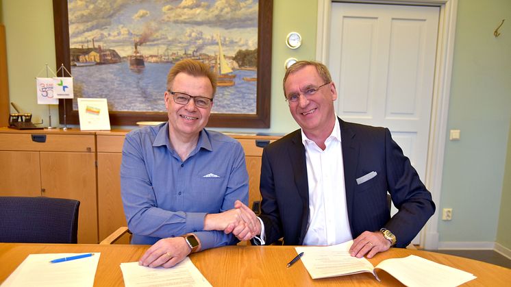 Kommunstyrelsens (S) ordförande Per-Ola Mattsson och Pether Fredholm, VD på JSB skrev idag under markanvisningsavtalet för de nya bostäderna vid Mieån.