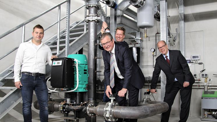 Wärme kann fließen (v. l.): Kai Agnesens, Projektleiter ESW, Bürgermeister Michael Dreier, Carsten Strätling, Vertrieb ESW, Dr. Andreas Brors, Geschäftsführer Energieservice Westfalen Weser (ESW)