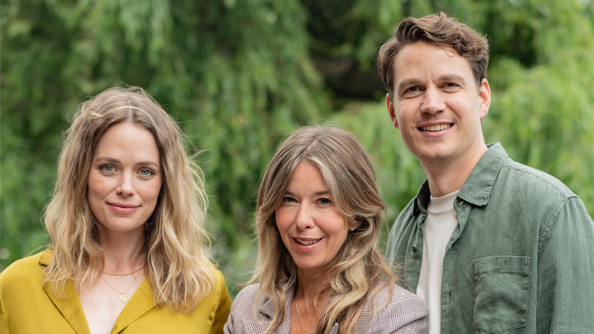 Erika Wasserman i mitten, tillsammans med sina huvudrollsinnehavare Katia Winter och Jesper Zuschlag.