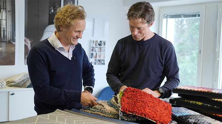 Per Wennerström (till vänster), CEO Homeshop Venture, Rusta Group i samspråk med Andreas Bertilsköld, projektledare Ciqola Carpets.