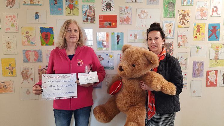 Cornelia Körner, Klassenleiterin der 9a der Arthur-Becker-Oberschule übergibt Elvira Wegner, Team Bärenherz, die am "Waffeltag" gesammelten Spenden.