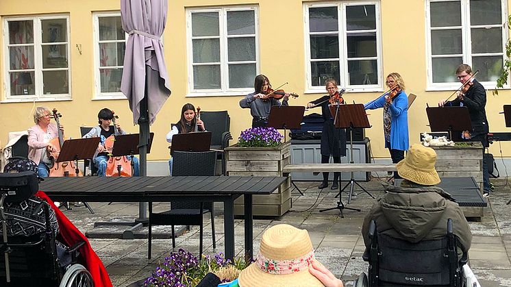 Ett ljus av igenkänning hos publiken då konserten avrundades med ”Den blomstertid nu kommer”.