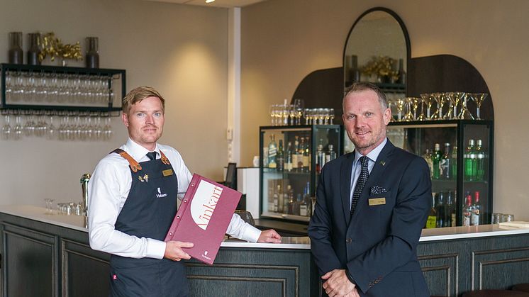Restaurantsjef Even Eide (til venstre) og hotelldirektør Roy Heggdal (til høyre). Hovmester Ola Nordahl var ikke til stede.