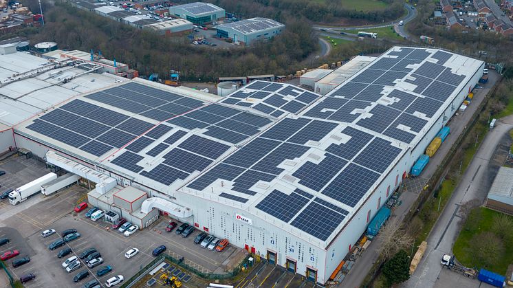 Solanläggningarna på Lears fabriker i Spanien, Storbritannien (på bilden) och Polen väntas generera upp till 5 GHh årligen