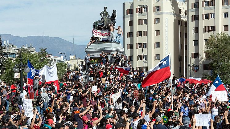 Demonstranter i massevis går på gaderne i Chile, hvor præsidentens neoliberale økonomipolitik nu har ført til enorme protester. Foto: 