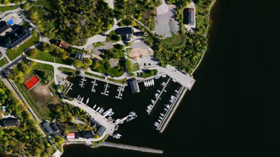 ​Nya hamnar, pirar och muddringar påverkar den fysiska livsmiljön vid våra kuster. En unik kartläggning av Havs- och vattenmyndigheten ger nu en bild av läget. Foto: Lantmäteriet