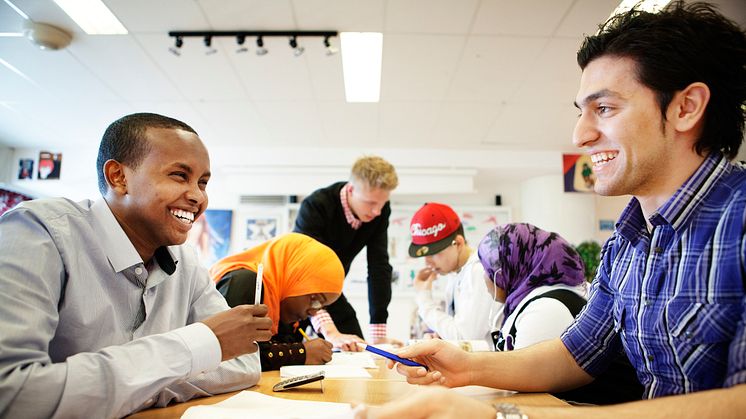 Elev och läxhjälpare. Foto: Stiftelsen Läxhjälpen