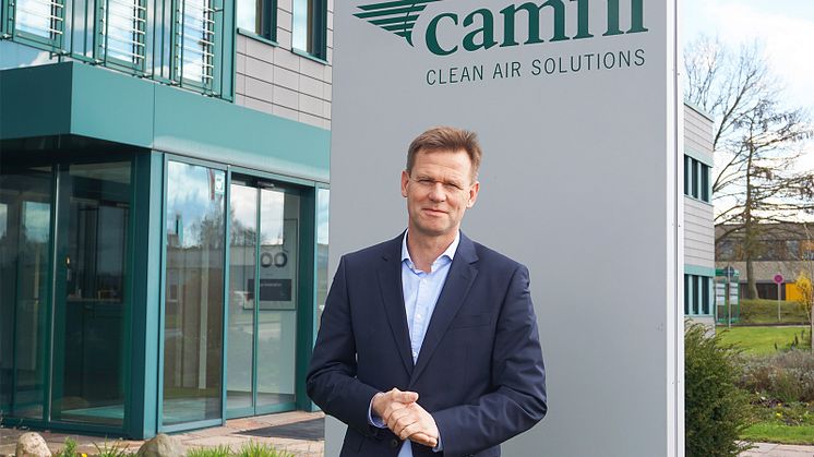 Andreas Klatschow, neuer Geschäftsführer von Camfil Deutschland, vor dem Unternehmenshauptsitz in Reinfeld.